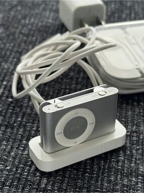 APPLE iPod Shuffle 2nd Gen 1GB Bundle w/ Dock Earbuds Charger